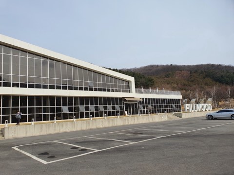 필무드 매장 외관과 간판