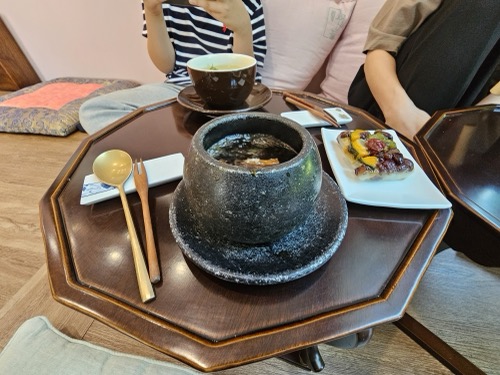 해당화 견과류와 대추가 올라간 한과 디저트
